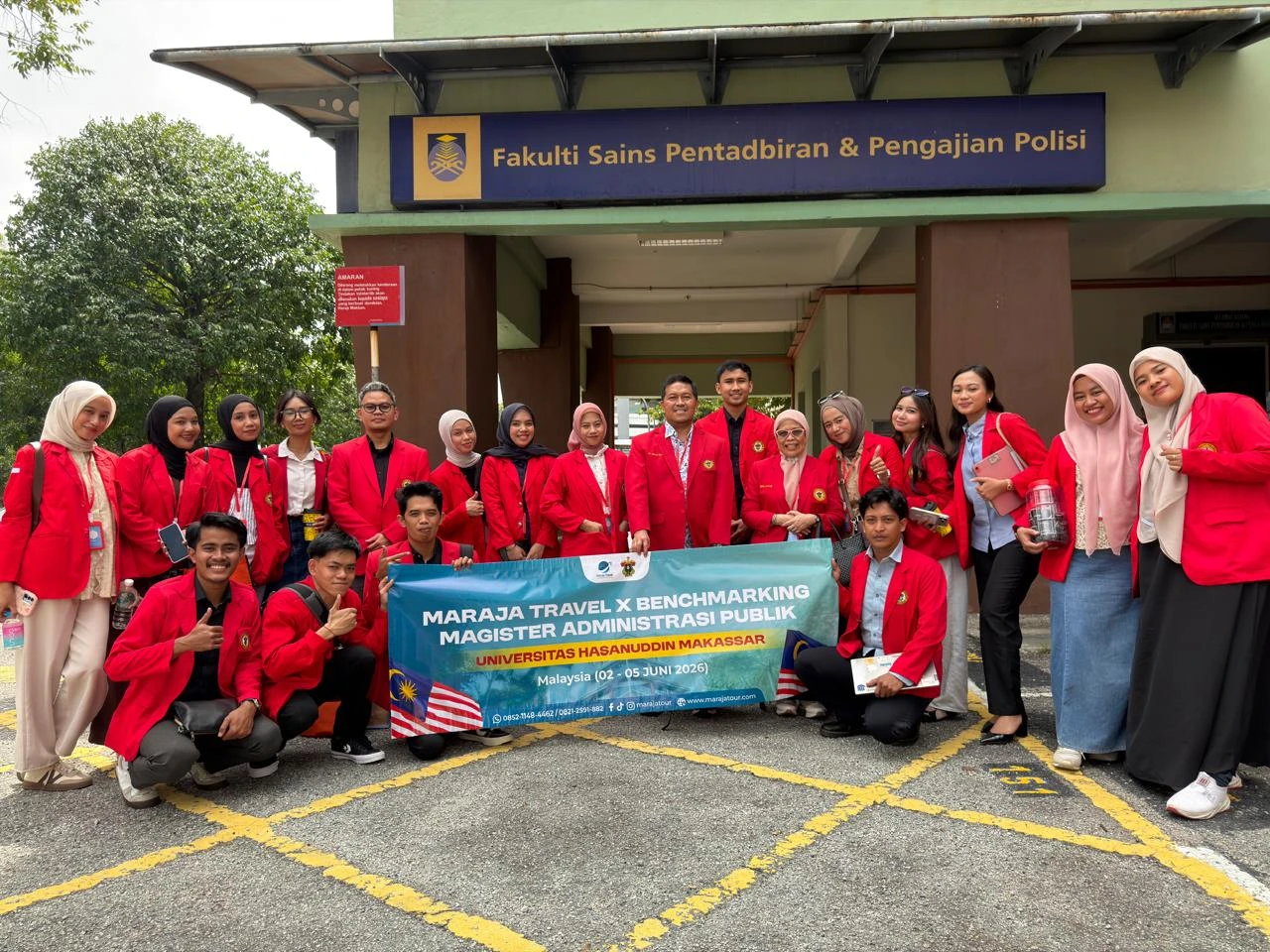 Mahasiswa dan dosen Program Studi Magister Administrasi Publik (MAP) FISIP Universitas Hasanuddin berfoto bersama di depan Faculty of Administrative Science and Policy Studies (FSPP), Universiti Teknologi MARA (UiTM) Malaysia, dalam rangka kegiatan benchmarking dan International Colloquium on Policy and Governance yang bertujuan memperkuat jejaring akademik internasional, kolaborasi riset, serta pengembangan kapasitas sumber daya manusia di bidang administrasi publik dan tata kelola pemerintahan. (Foto:Istimewa).